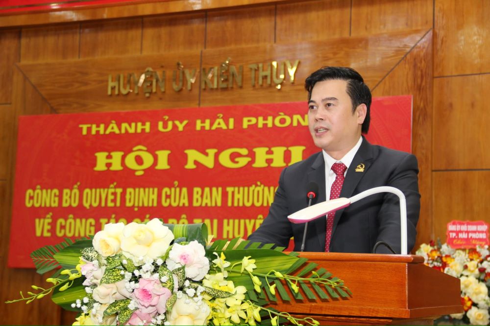 The new Deputy Secretary of the Kien Thuy District Party Committee gave a speech accepting the assignment. Photo: Hai Phong Portal