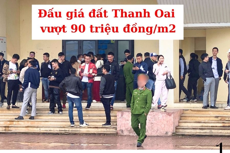 At around 11am, the auction of 54 plots of land in Thanh Oai district ended. Photo: Nhu Ha