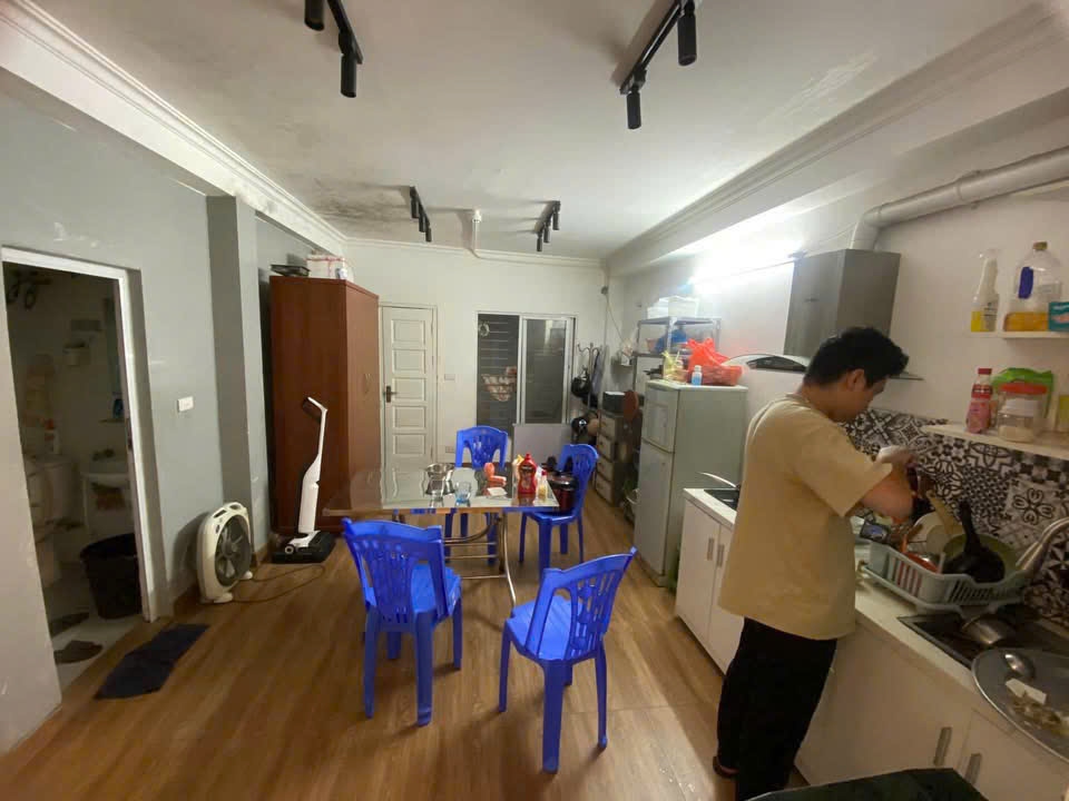 Mr. Lam and 2 friends are freelance workers renting a room in Nam Tu Liem district. Photo: Interviewee