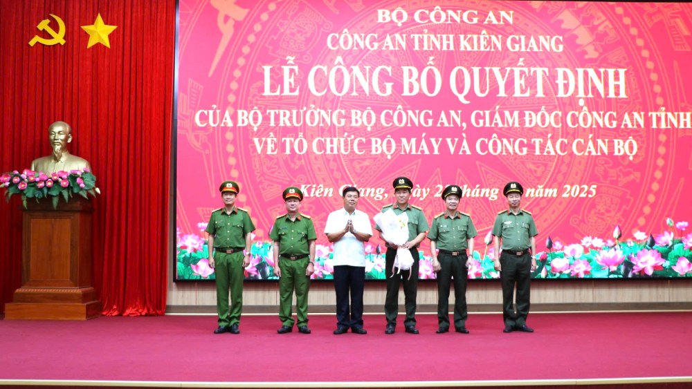 Kien Giang Provincial Party Secretary Nguyen Tien Hai presented flowers to congratulate the Board of Directors of Kien Giang Provincial Police for completing the work of reorganizing the apparatus and personnel work (in the afternoon ceremony of February 28). Photo: Tien Dung