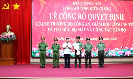 Bí thư Tỉnh ủy Kiên Giang Nguyễn Tiến Hải tặng hoa chúc mừng Ban giám đốc Công an tỉnh Kiên Giang đã hoàn thành công tác sắp xếp tổ chức bộ máy và công tác cán bộ (trong buổi lễ chiều 28.2). Ảnh: Tiến Dũng