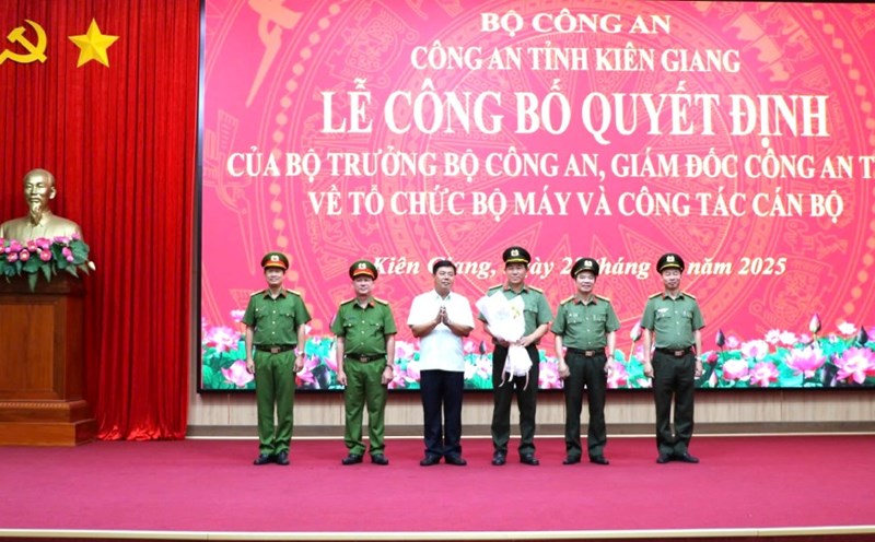 Kien Giang Provincial Party Secretary Nguyen Tien Hai presented flowers to congratulate the Board of Directors of Kien Giang Provincial Police for completing the work of reorganizing the apparatus and personnel work (in the afternoon ceremony of February 28). Photo: Tien Dung