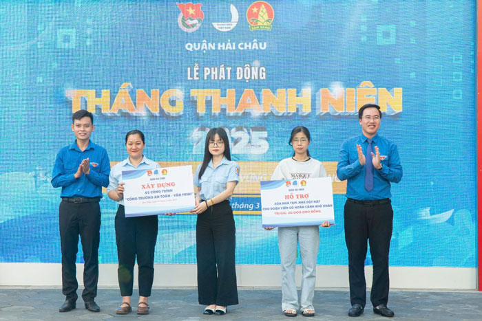 Doan Hai Chau District, Da Nang City supported a family to remove a temporary house. Photo: Nguyen Thi