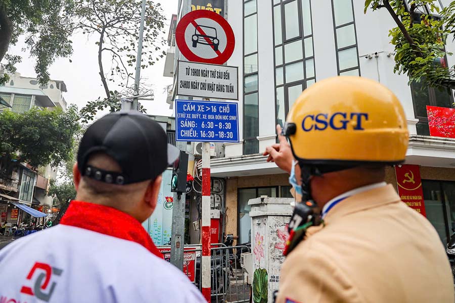 Many drivers are surprised at the first day of banning cars with more than 16 seats from entering the old town