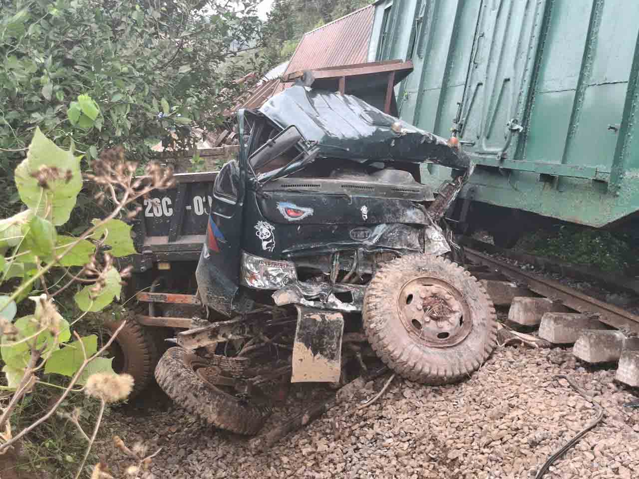 The scene of the truck accident that was hit by a train and deformed. Photo: Tran Tuan