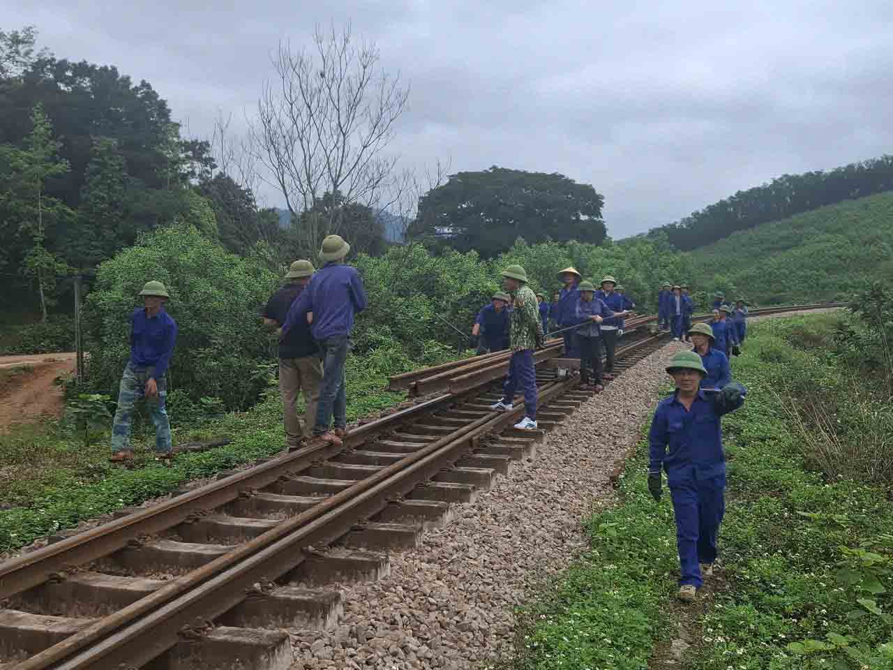 Nhieu cong nhan duong sat da co mat de chuan bi cong tac khac phuc duong ray sau vu tai nan. Anh: Tran Tuan.