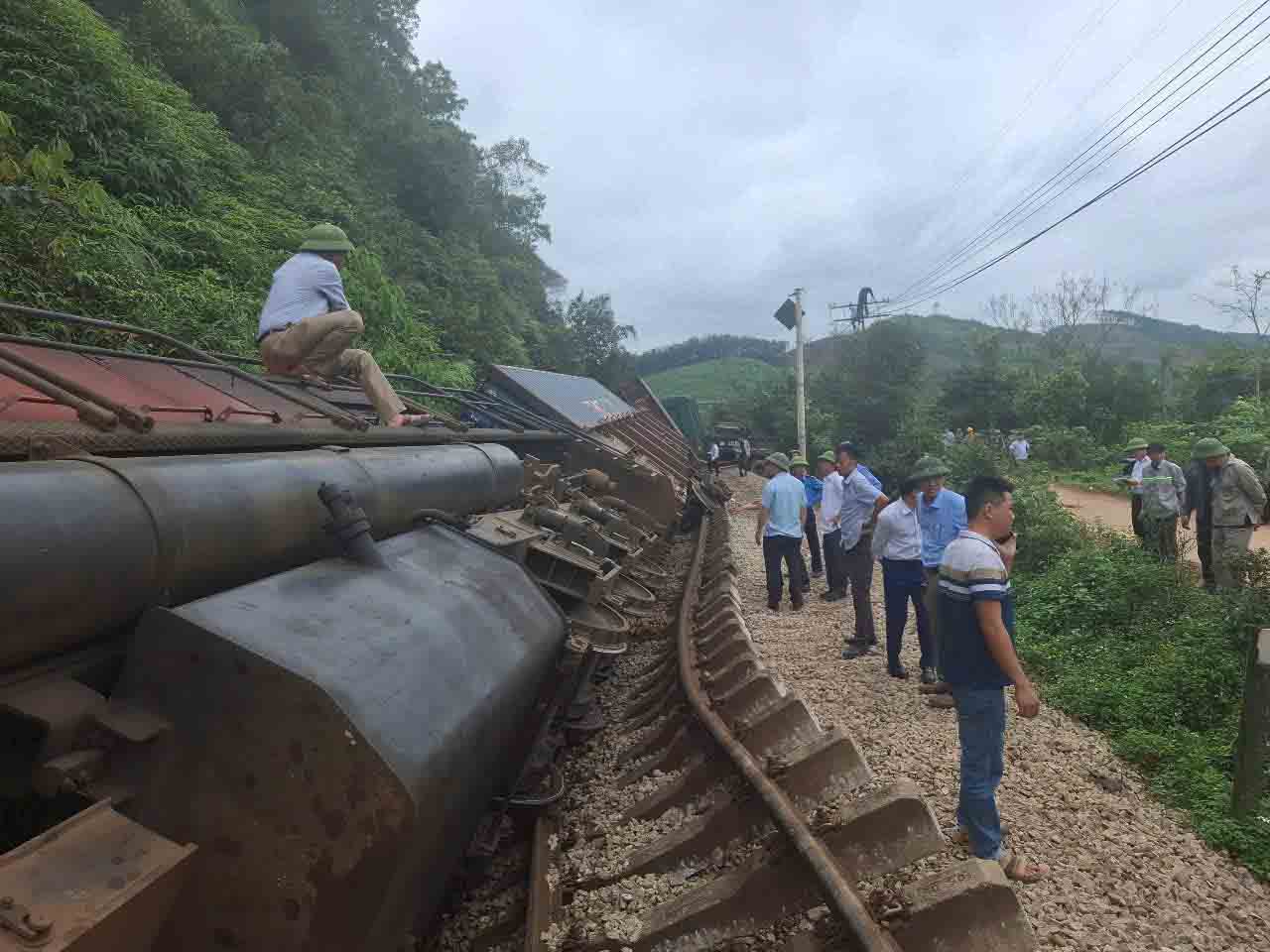 The scene of the train accident that hit a truck and overturned. Photo: Tran Tuan.