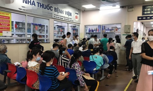 Theo dự thảo, Bộ Y tế yêu cầu chậm nhất đến ngày 1.1.2026, các bệnh viện phải kê đơn thuốc điện tử. Ảnh: Thùy Linh
