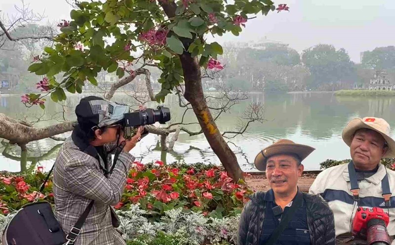 Raising the scope of walking photos to keep the passion for the profession in the digital age