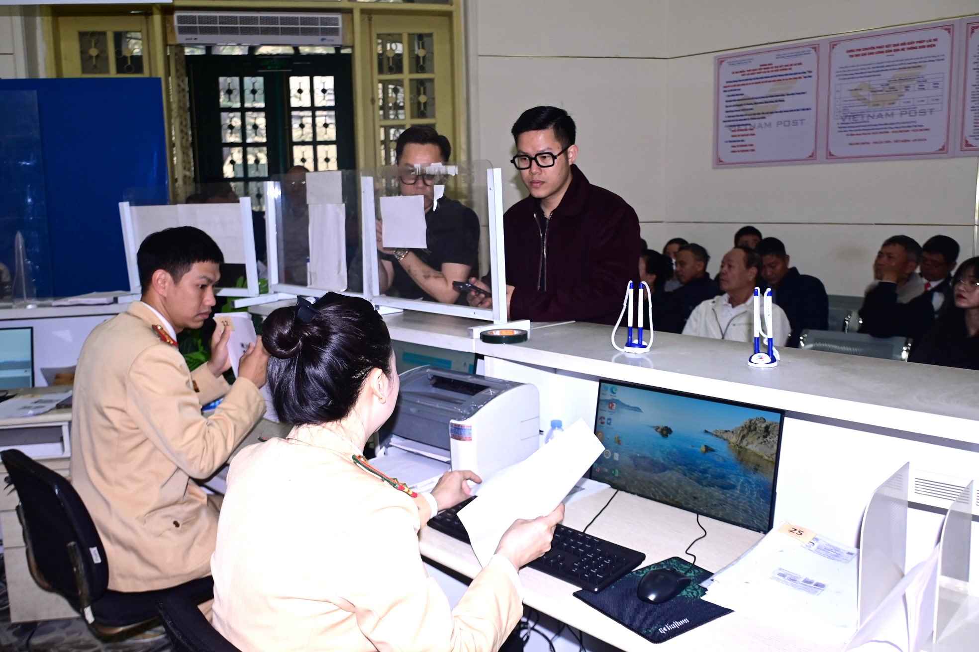 The Traffic Police Department serving the people will change and reissue driving licenses from March 1. Photo: Hai Phong City Police