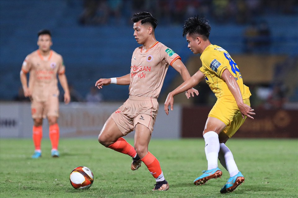 Hanoi Police visited Song Lam Nghe An in round 15 of V.League 2024-2025. Photo: Minh Dan