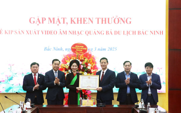 Chairman of the People's Committee of Bac Ninh province Vuong Quoc Tuan presented a Certificate of Merit to singer Hoa Minzy. Photo: Dang Hoa