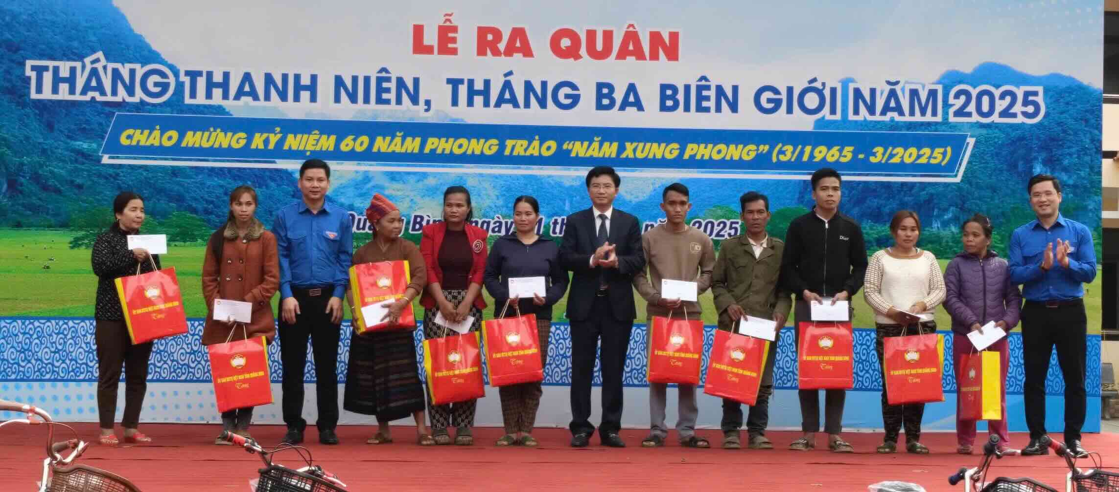 Many gifts came to the people of Quang Binh border. Photo: T. Tran
