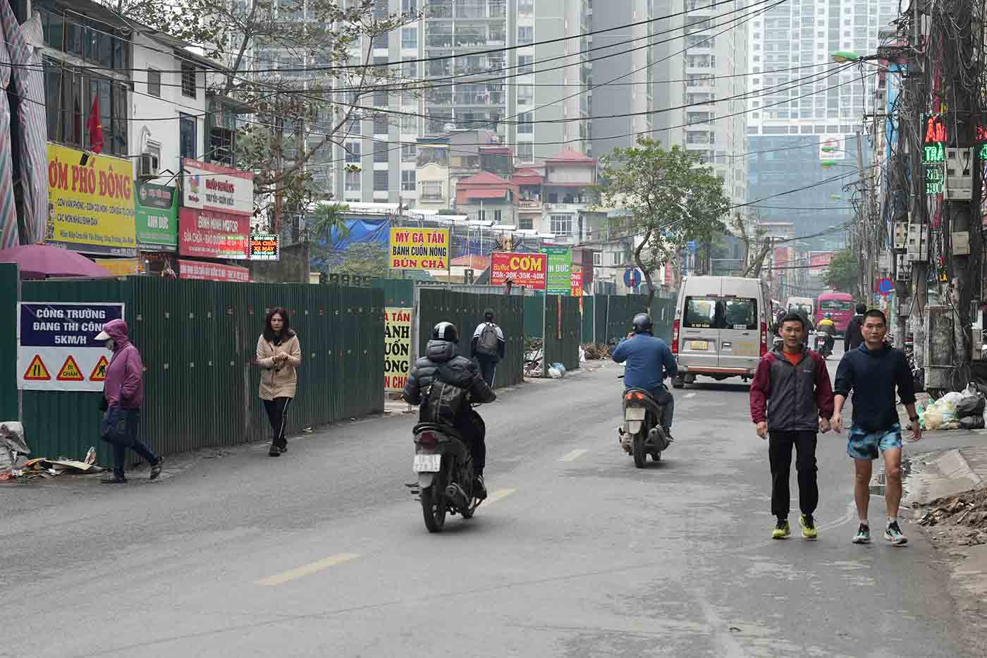 Nha thau tien hanh rao chan nhung doan da co mat bang de thi cong mo rong duong Nguyen Tuan. Anh: Huu Chanh