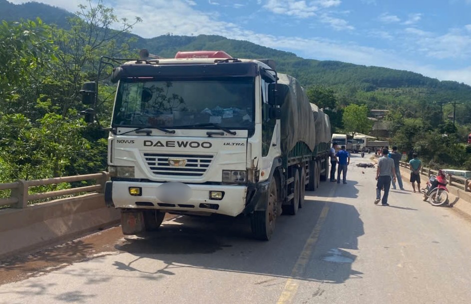 The traffic collision on National Highway 12 killed 1 person. Photo: Tuan Hoang