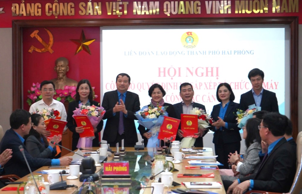 Hai Phong City Labor Federation presented decisions on personnel work. Photo: Mai Dung