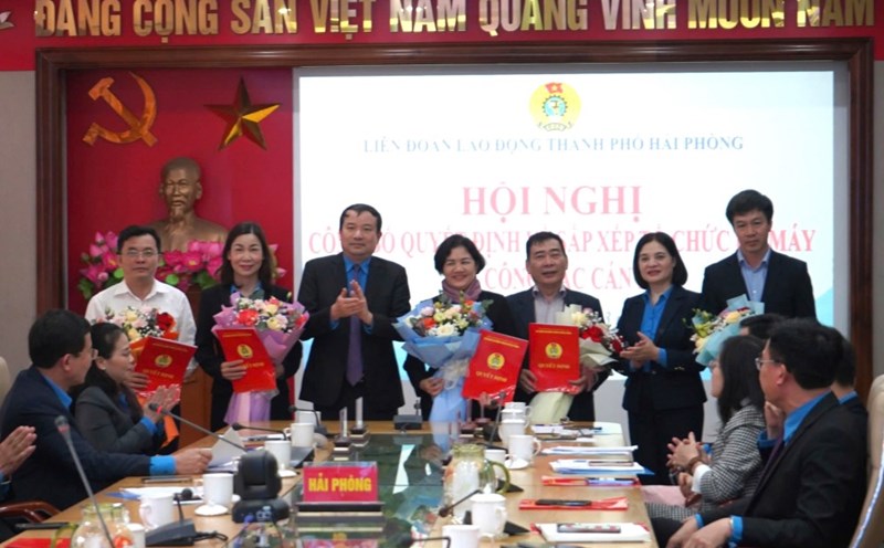 Hai Phong City Labor Federation presented decisions on personnel work. Photo: Mai Dung