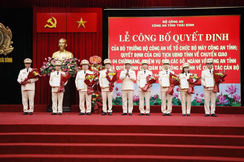 Colonel Tran Xuan Anh - Director of Thai Binh Provincial Police - presented the decision and presented flowers to congratulate the comrades who were transferred to new positions from March 1. Photo: Viet Anh