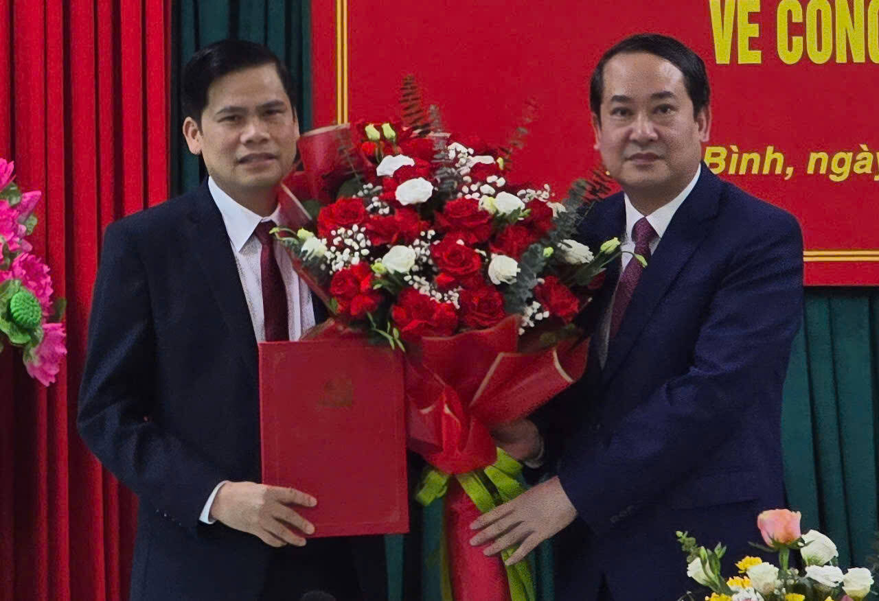 Mr. Mai Van Tuat - Standing Deputy Secretary of the Provincial Party Committee, Chairman of the Ninh Binh Provincial People's Council (right) - presented the decision and presented flowers to congratulate Mr. Thinh Duc Tien on being transferred to the position of Vice Chairman of the Ninh Binh Provincial Federation of Labor for the 2023 - 2028 term. Photo: Nguyen Truong