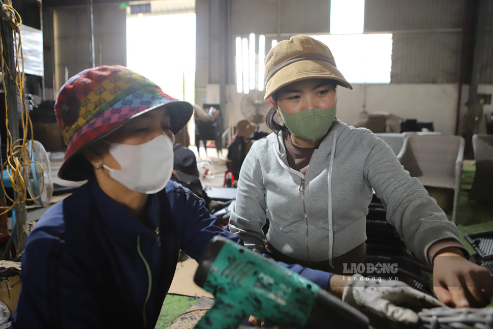 Ms. Nguyen Thi Bay - Director of the finished products workshop and wood workshop, Viet My Binh Dinh Production and Trading Company Limited - has contributed many good initiatives to the company. Photo: Phuong Thao