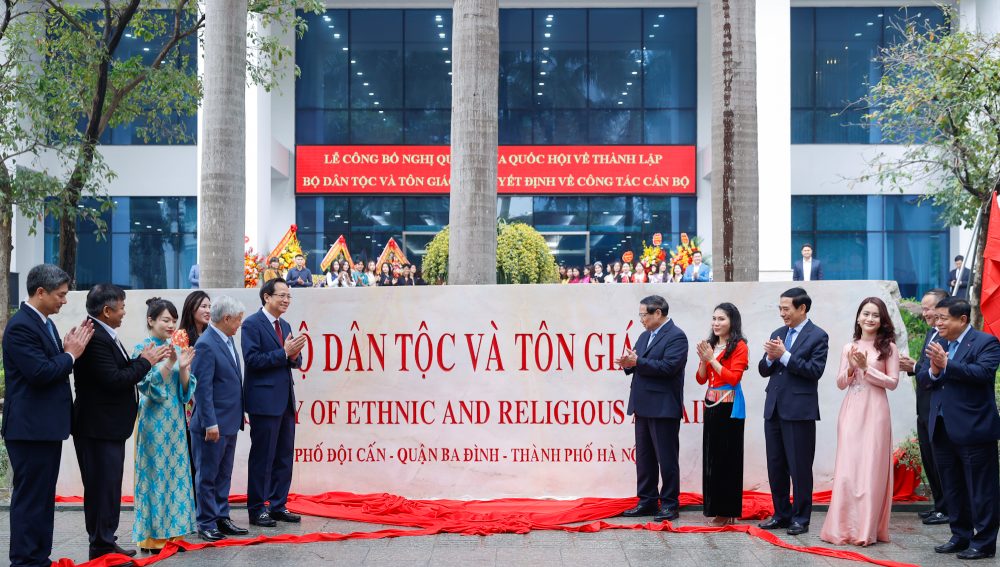 Politburo member, Prime Minister Pham Minh Chinh and delegates performed the launching ceremony of the Ethnic and Religious Affairs Ministry. Photo: VGP/Nhat Bac
