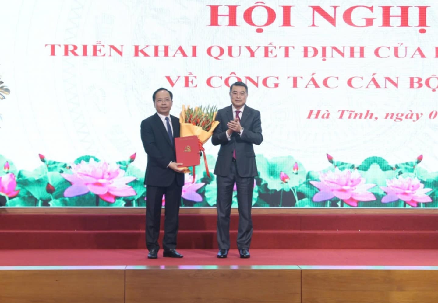 Mr. Le Minh Hung - Head of the Central Organizing Committee - presented the Politburo's decision on the transfer and appointment of Mr. Nguyen Duy Lam to hold the position of Secretary of the Ha Tinh Provincial Party Committee. Photo: Quang Tuan