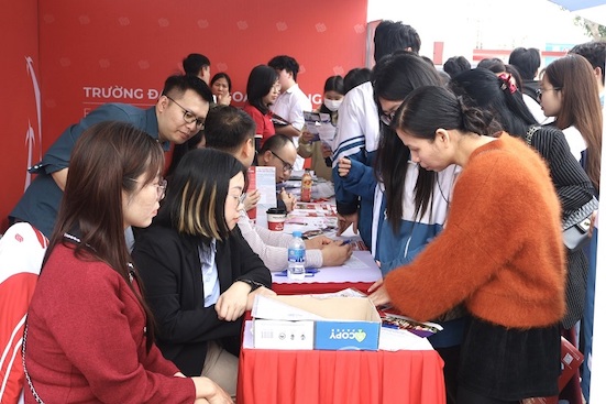 The program attracted about 4,000 students and parents of high schools in Hai Duong province. Photo: Hai Duong Provincial Portal