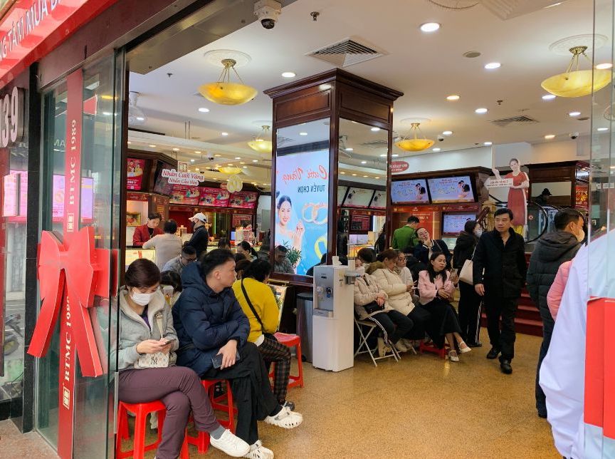 On March 1, many people waited inside a jewelry store in Hanoi to buy gold rings. Photo: Phuong Anh