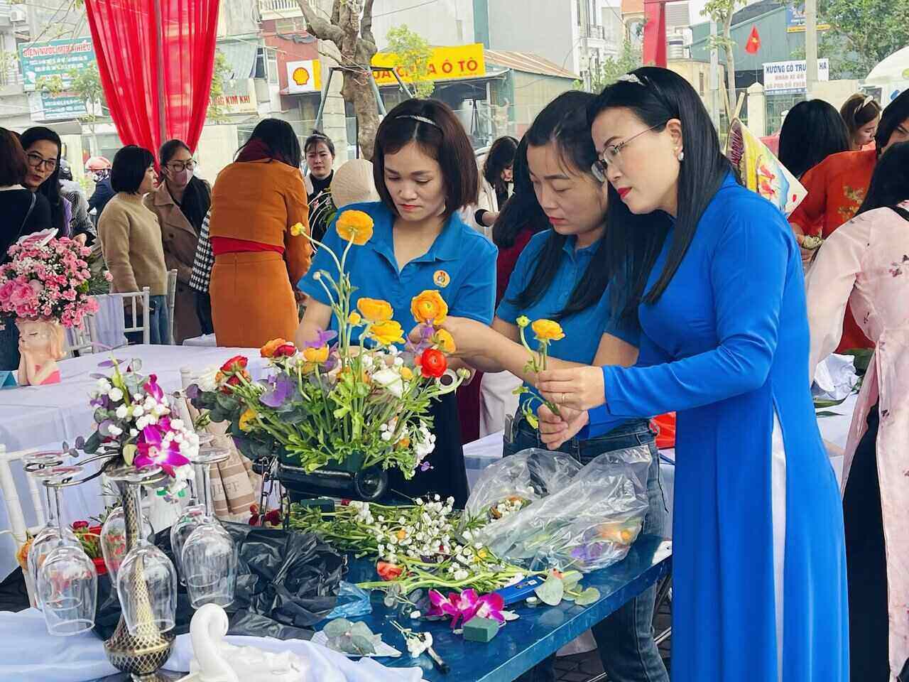 Union members and workers show off their flower arranging talents. Photo: Mai Huong