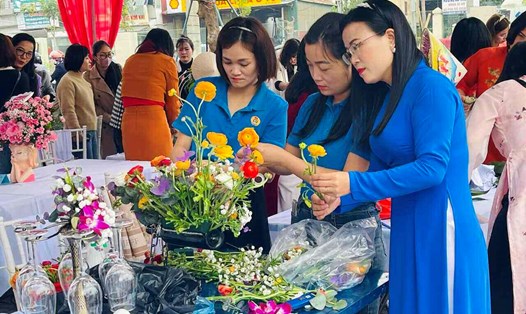 Đoàn viên, người lao động trổ tài cắm hoa. Ảnh: Mai Hương