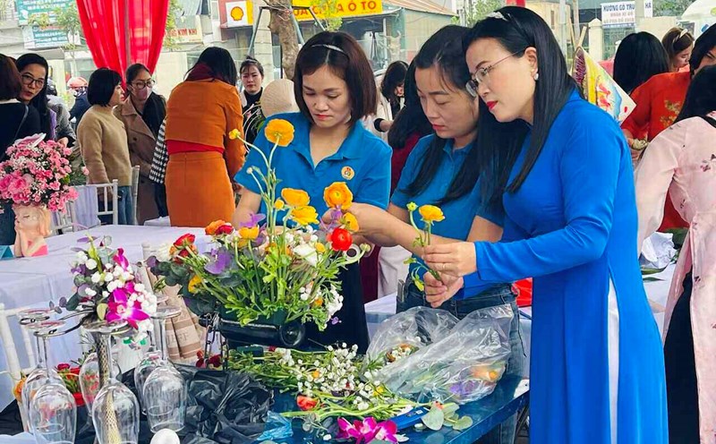 Union members and workers show off their flower arranging talents. Photo: Mai Huong