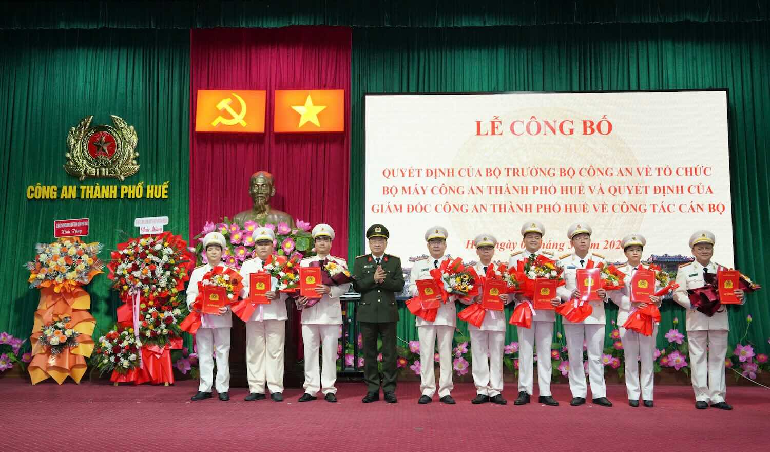 Colonel Nguyen Thanh Tuan - Director of Hue City Police - presented the decision to the heads of the professional departments. Photo: Tran Hong