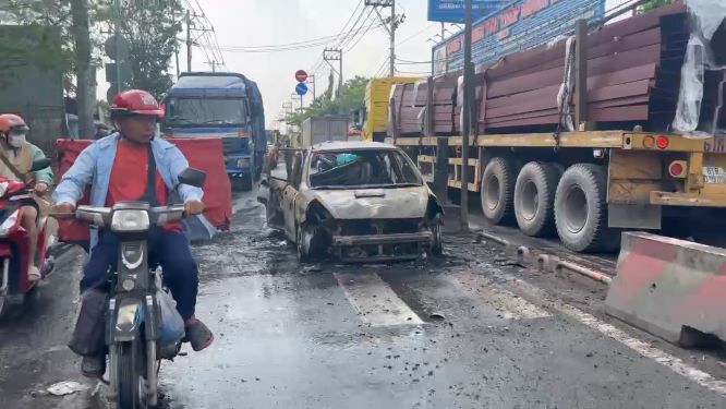 5-seat car caught fire fiercely on the street, causing a traffic jam of 5km