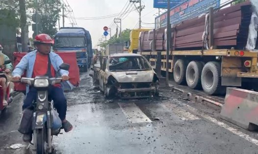 Xe hơi 5 chỗ bốc cháy dữ dội trên phố gây ùn tắc kéo dài 5km