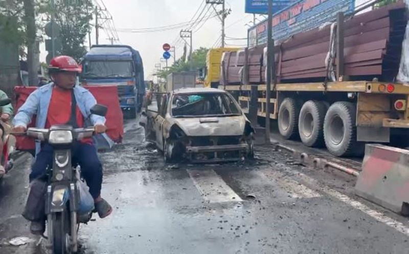 5-seat car caught fire fiercely on the street, causing a traffic jam of 5km