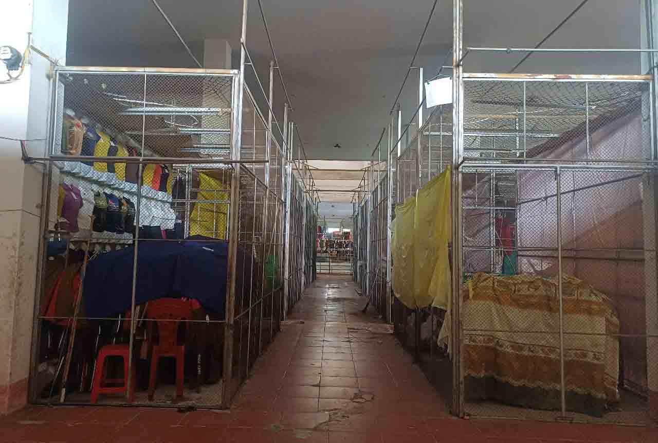 Many kiosks in Ha Tinh city market were closed due to difficulties in trading. Photo: Tran Tuan