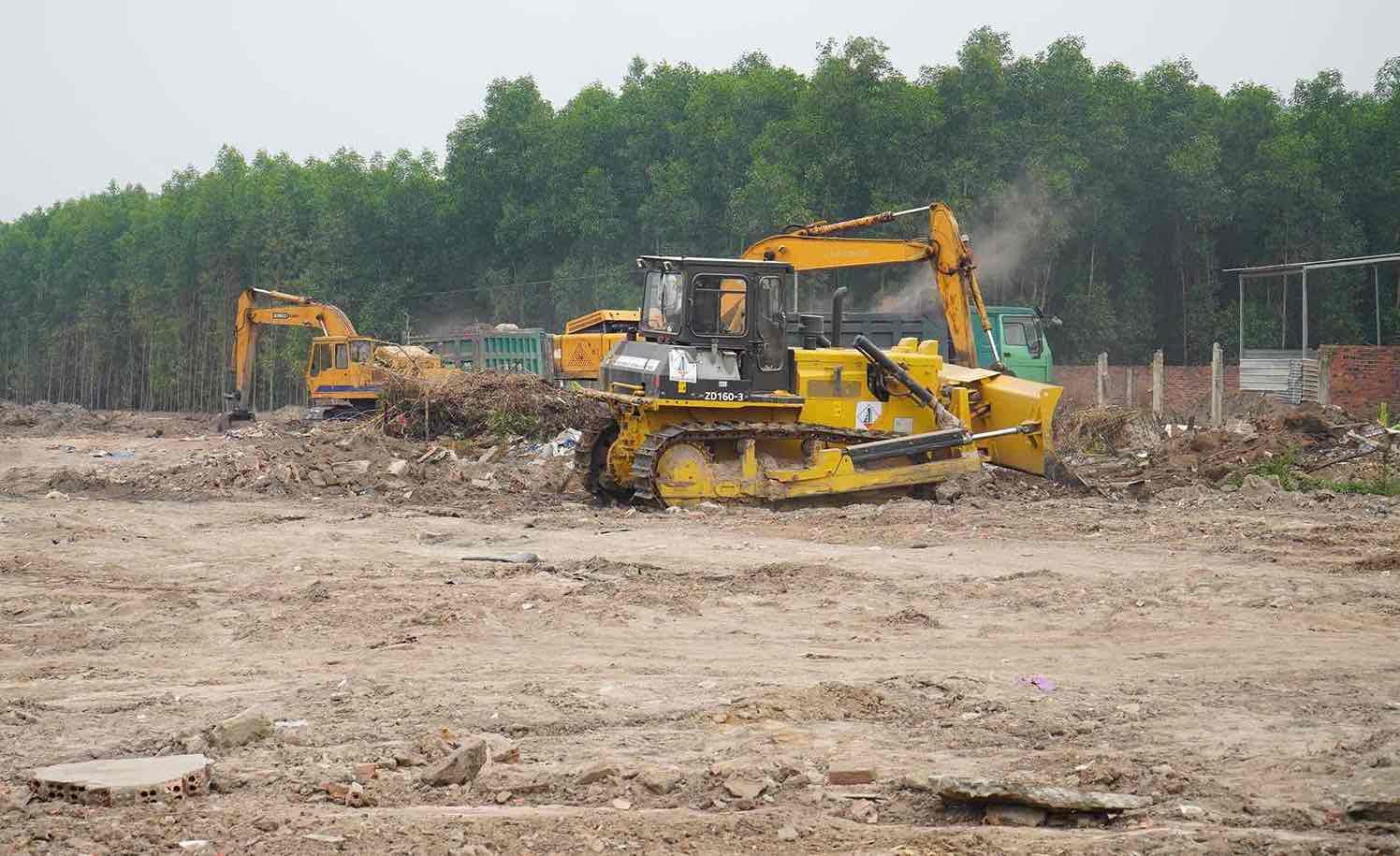 Construction of Bien Hoa - Vung Tau Expressway through Long Thanh District. Photo: HAC