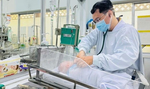 Bác sĩ điều trị cho trẻ bị rối loạn chuyển hóa bẩm sinh. Ảnh: BVCC