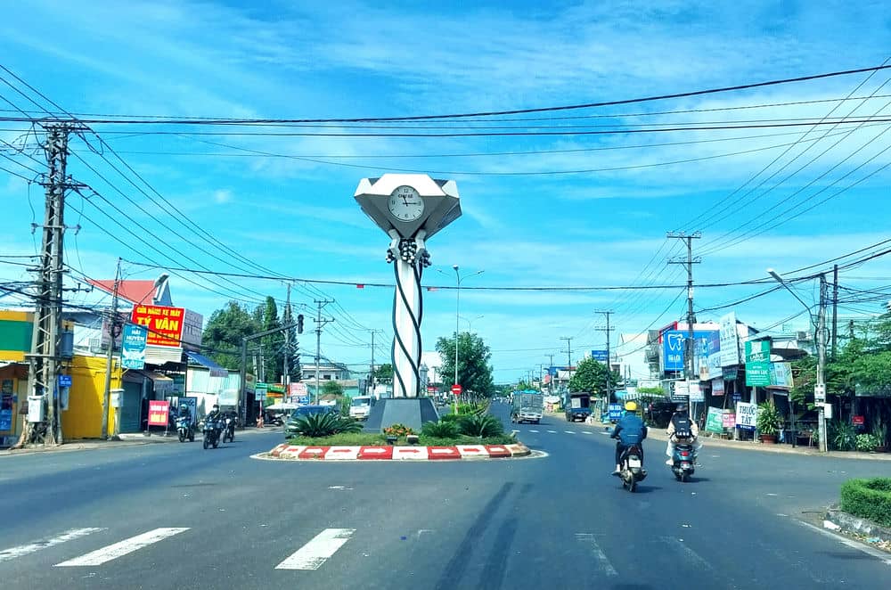 The traffic island has a symbol of a lake passing through Chu Se town, posing a potential risk of accidents. Photo: Thanh Tuan