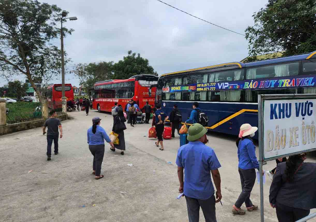 Muchos autos de pasajeros se movilizaron para transferir pasajeros entre la estacion de purificacion y la estacion de Yen Trung debido a un accidente que paralizo el ferrocarril cerca de la estacion Hoa Duyet. Foto: Tran Tuan