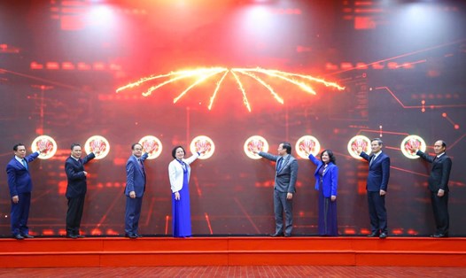 Bộ trưởng Phạm Thị Thanh Trà cùng các Thứ trưởng thực hiện nghi lễ bấm nút ra mắt Bộ Nội vụ (mới). Ảnh: Tống Giáp