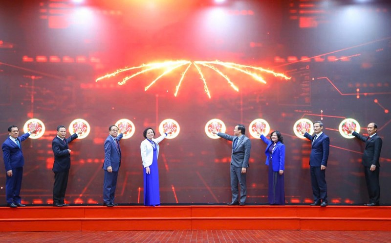 Minister Pham Thi Thanh Tra and Deputy Ministers performed the button pressing ceremony to launch the new Ministry of Home Affairs. Photo: Tong Giap