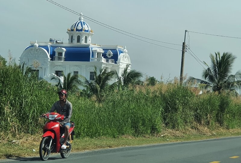 Căn biệt thự được cho là đẹp nhất Cà Mau xây dựng trên đất nuôi trồng thuỷ sản (ảnh chụp năm 2023). Ảnh: Nhật Hồ