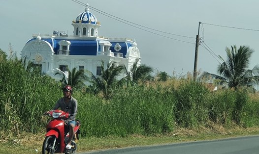 Căn biệt thự được cho là đẹp nhất Cà Mau xây dựng trên đất nuôi trồng thuỷ sản (ảnh chụp năm 2023). Ảnh: Nhật Hồ
