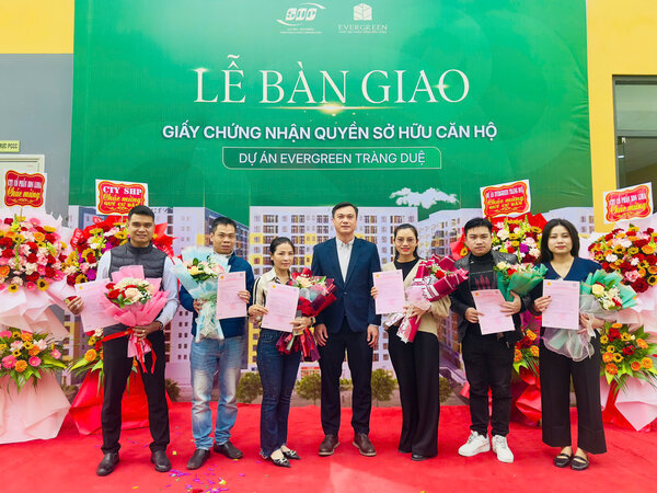 Representative of Evergreen Trang Due investor (Hai Phong) took a souvenir photo with residents at the Apartment Ownership Certificate handover Ceremony.