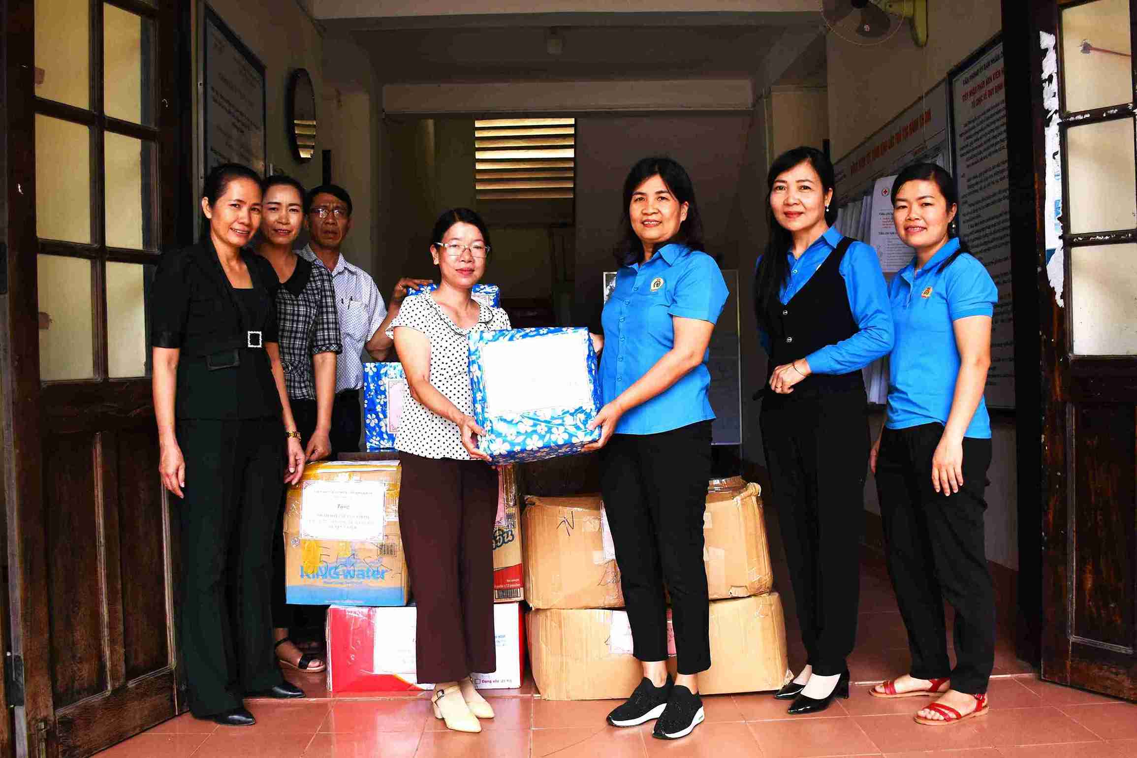 Leaders of the Dak Lak Provincial Federation of Labor presented Ao Dai to female union members and workers in Ea Sup district. Photo: Bao Trung