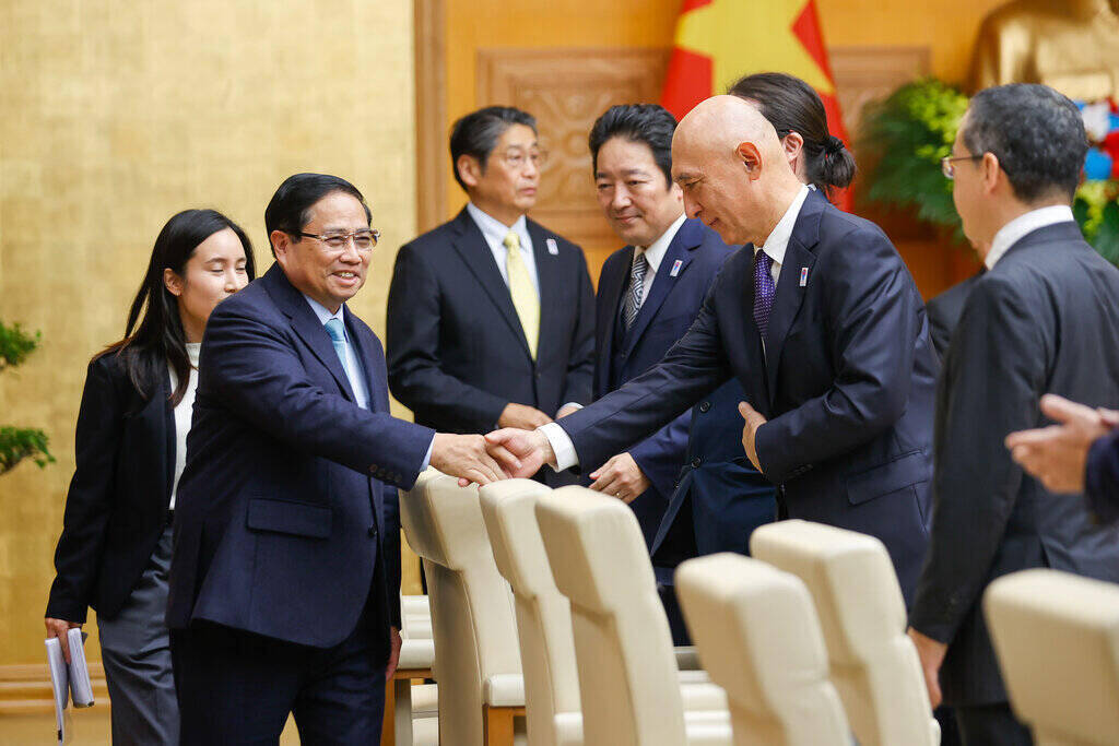 Politburo member and Prime Minister Pham Minh Chinh chaired a meeting with large Japanese corporations and enterprises. Photo: VGP
