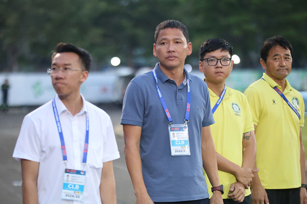 Anh Duc buon ba trong luc 2 doi lam thu tuc truoc gio thi dau.