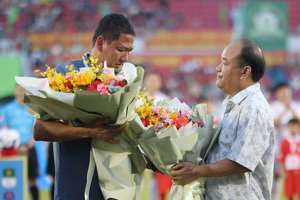 Dang chu y, day la tran dau cuoi cung huan luyen vien Nguyen Anh Duc dan dat Binh Phuoc. Truoc khi tran dau bat dau, lanh dao tinh Binh Phuoc va cau lac bo Truong Tuoi Binh Phuoc da tang hoa de tri an nhung dong gop cua Anh Duc voi doi bong nay.