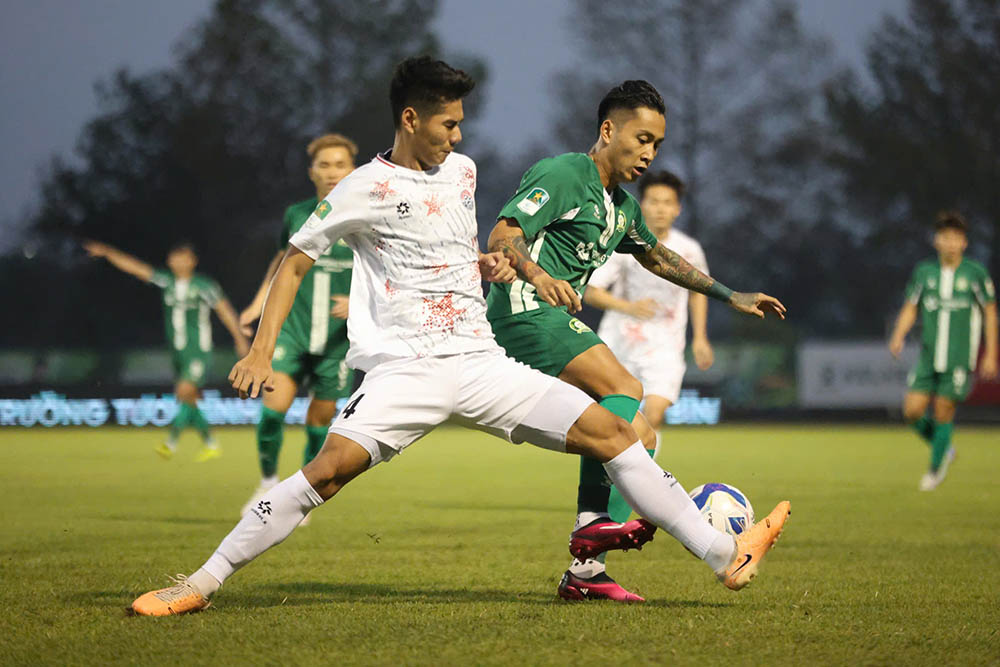 Doi dau PVF-CAND, Binh Phuoc gap nhieu kho khan khi de doi thu vuon len dan truoc 2-0 trong hiep 2.